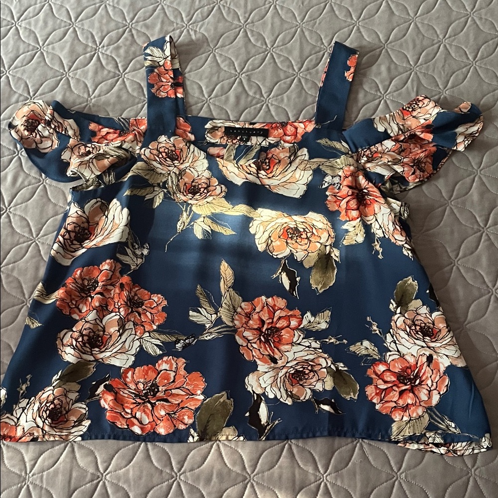 NWOT Sanctuary “cold shoulder” Blouse